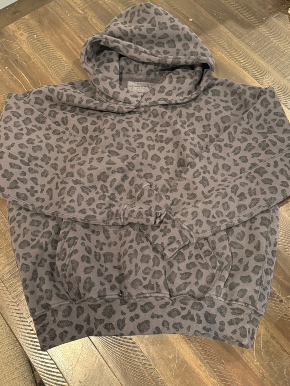 Gray/black Leopard
Abercrombie and fitch hoodie
XS unisex sizing